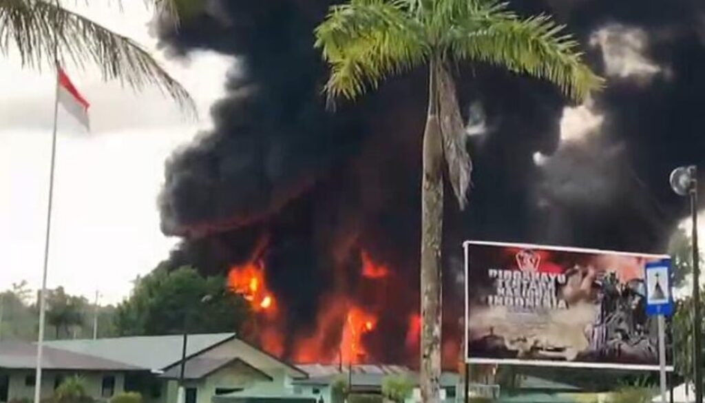 Markas-Denkav-3SC-Tepat-Disamping-Kodim-1710Mimika-Terbakar-800x450