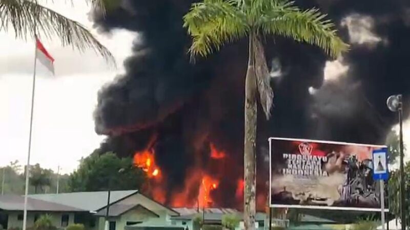 Markas-Denkav-3SC-Tepat-Disamping-Kodim-1710Mimika-Terbakar-800x450
